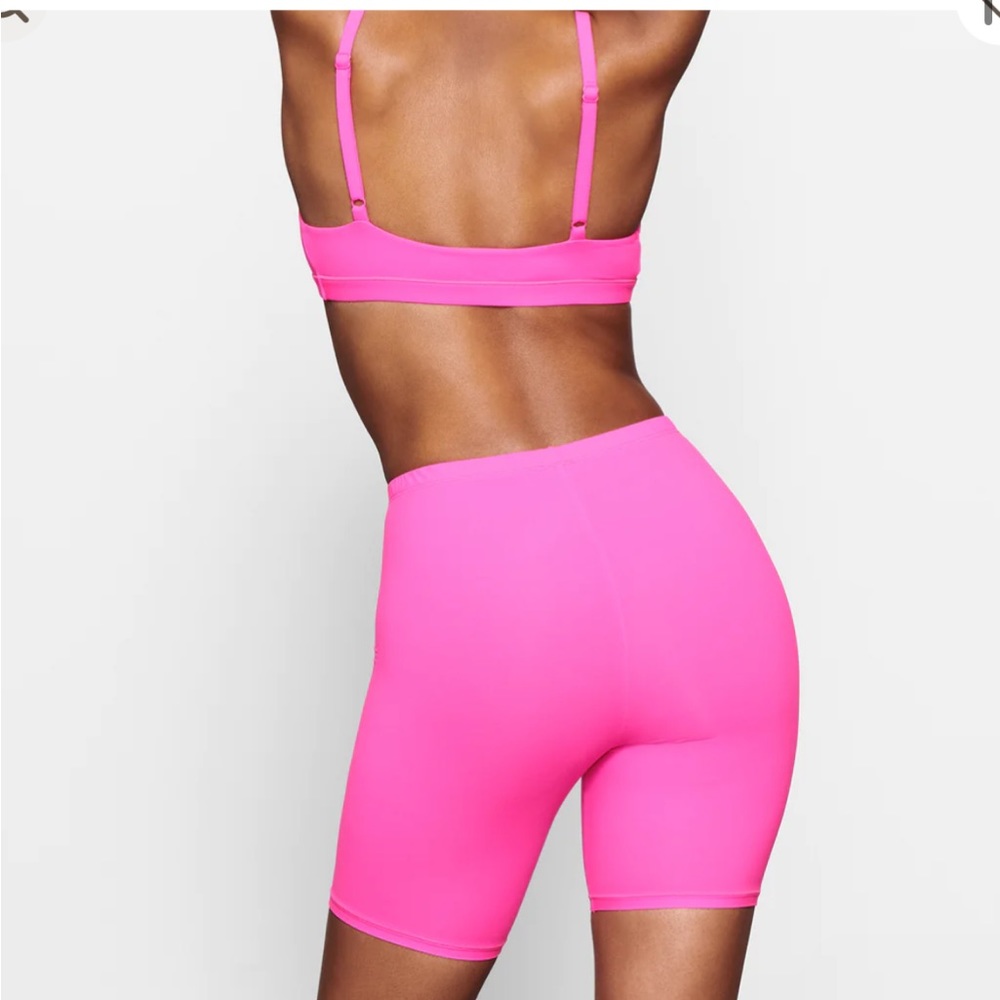 NWT SKIMS FITS EVERYBODY BIKE SHORTS NEON PINK M - Picture 2 of 5